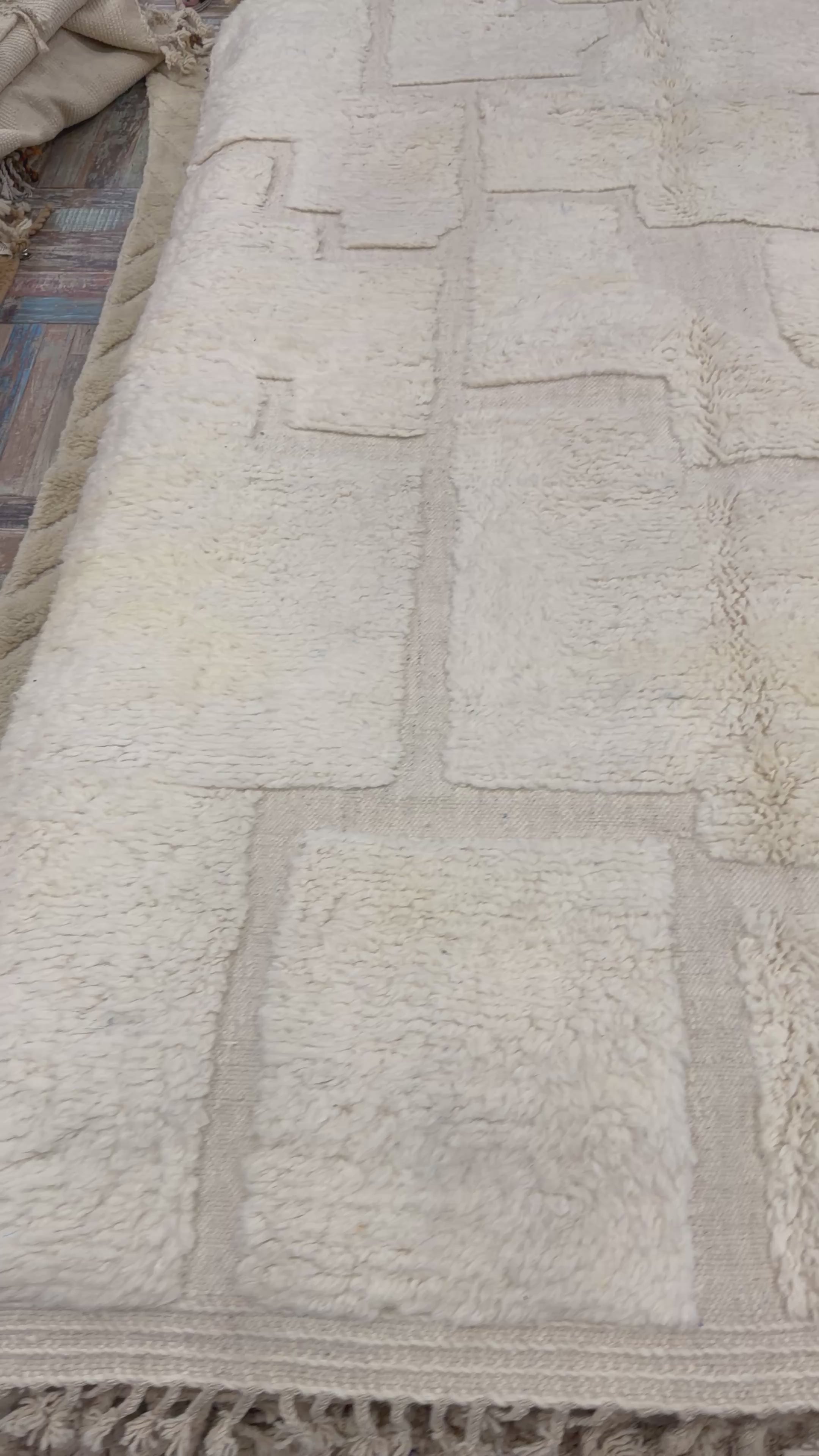 Video laden: Creme kleurig kleed – Handgeknoopt Berber vloerkleed uit Marokko | 250 x 150 cm