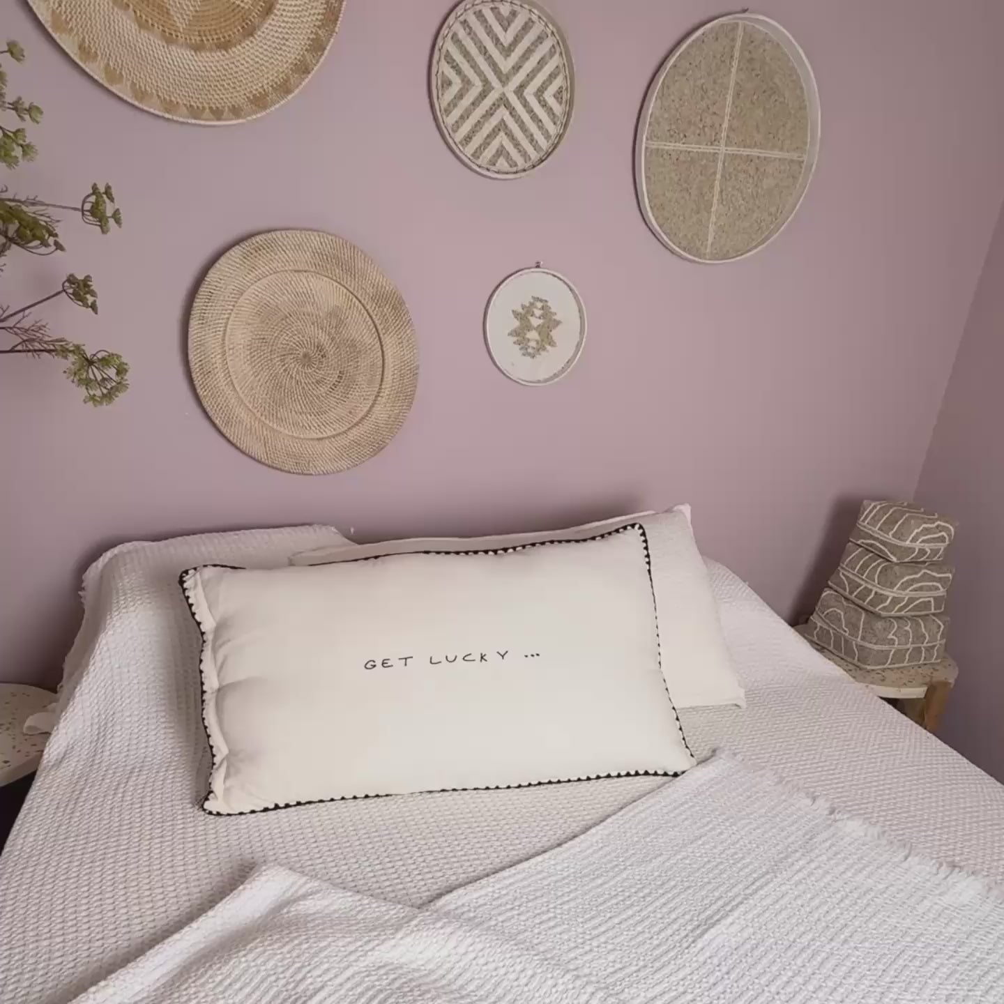 Load video: Linnen Pillow + Filling | Get Lucky | White