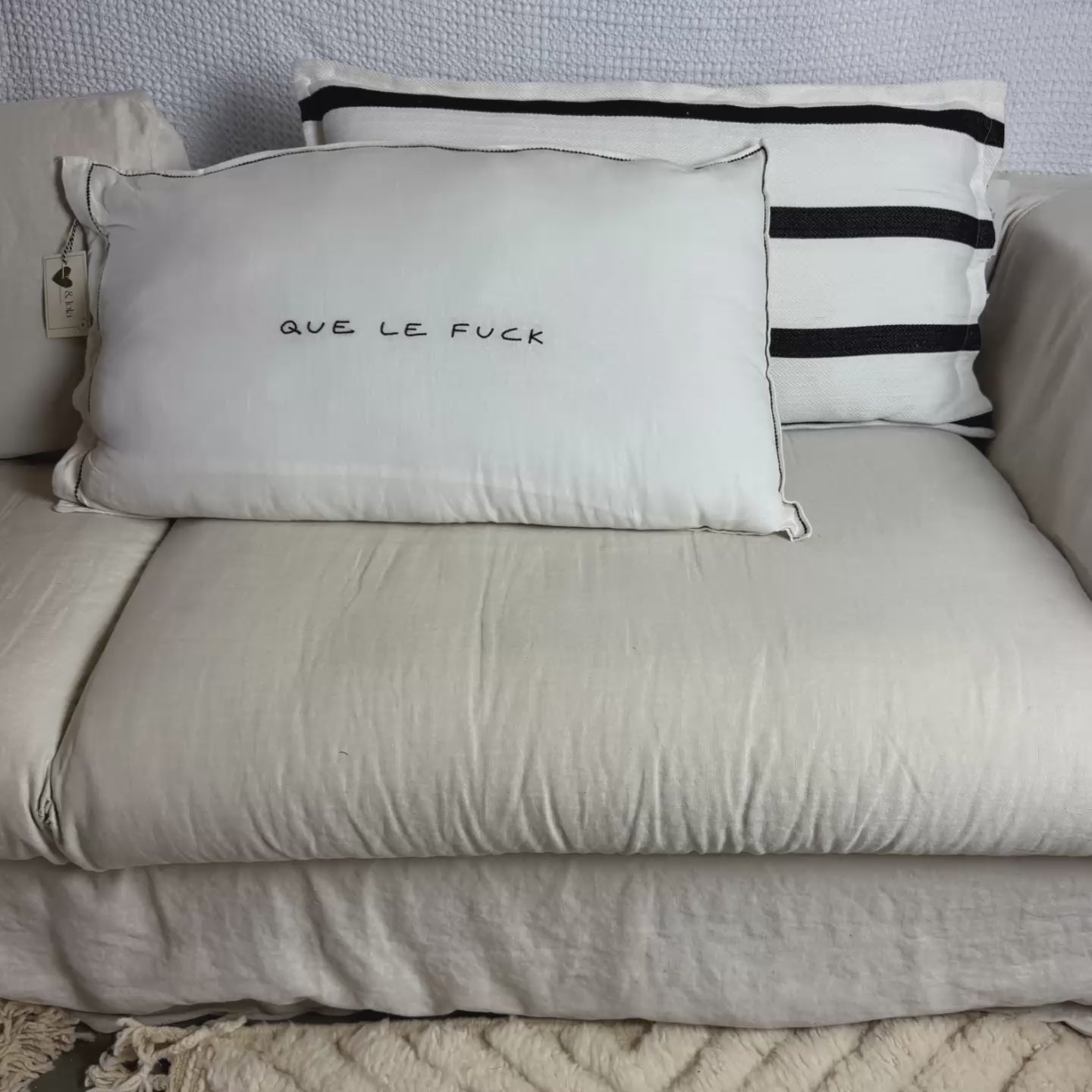 Load video: Linnen Pillow + Filling | Que Le Fuck | White