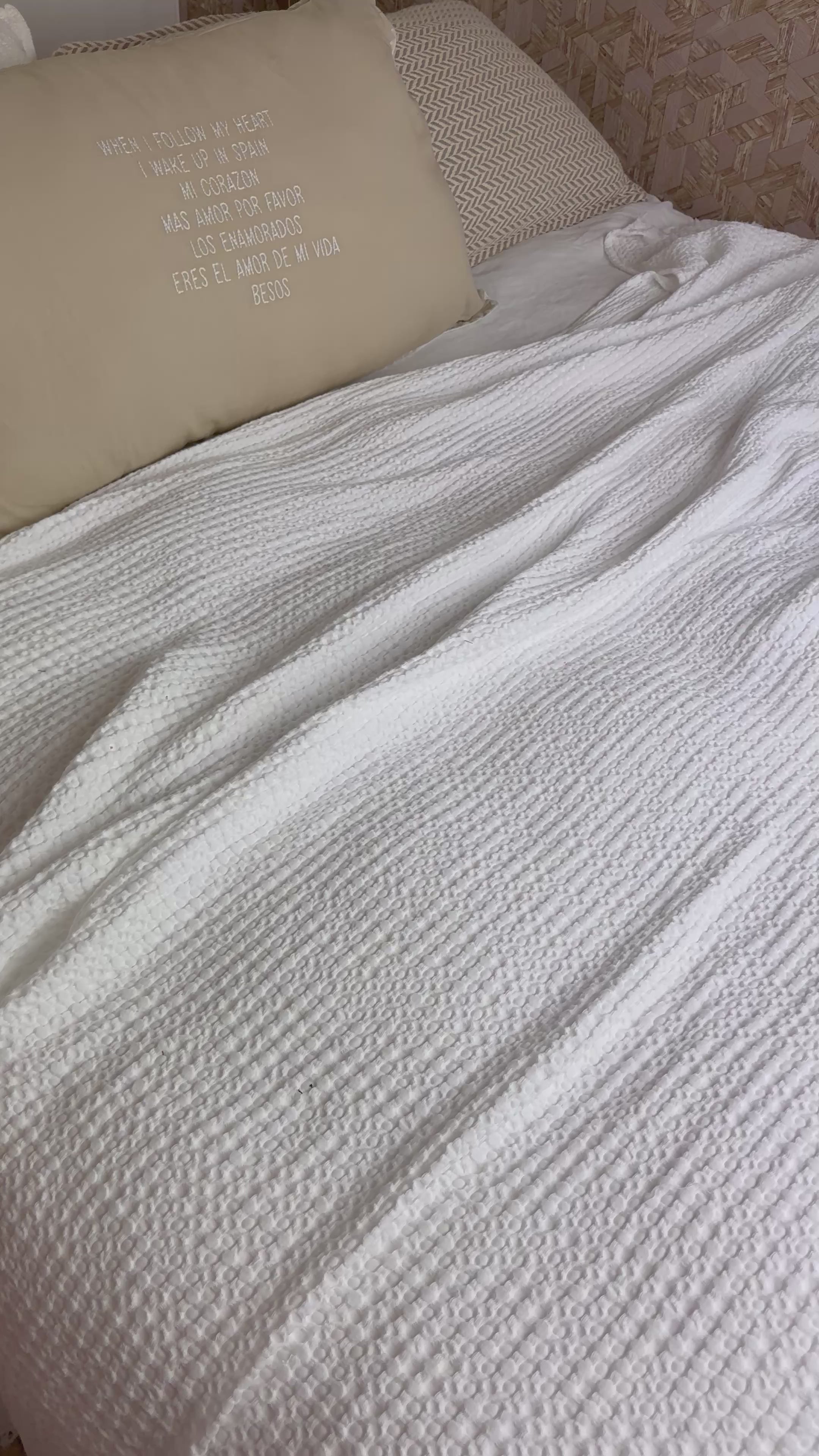 Video laden: Beddensprei 240 x 220 cm - wit - made in Portugal