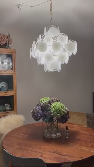 Charger la vidéo : Paloma blanco· Murano Handgeblazen Glazen Hanglamp · wit vintage · 55 x 55 cm