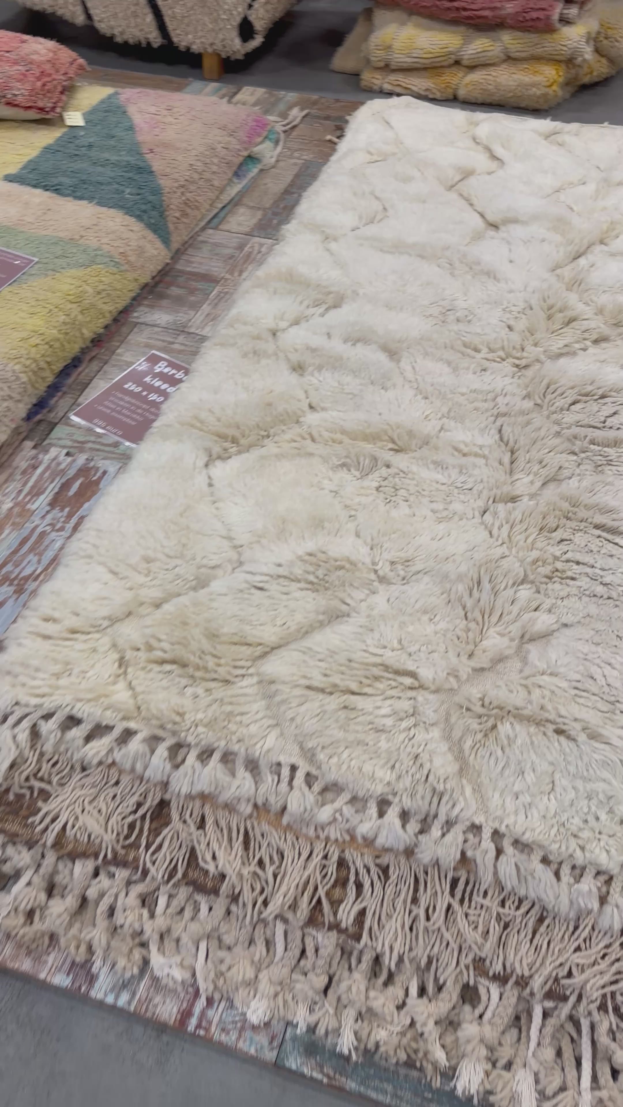Video laden: Essaouira · Handgeknüpfter Wollteppich · 243 x 150 cm · Gebrochenes Weiß