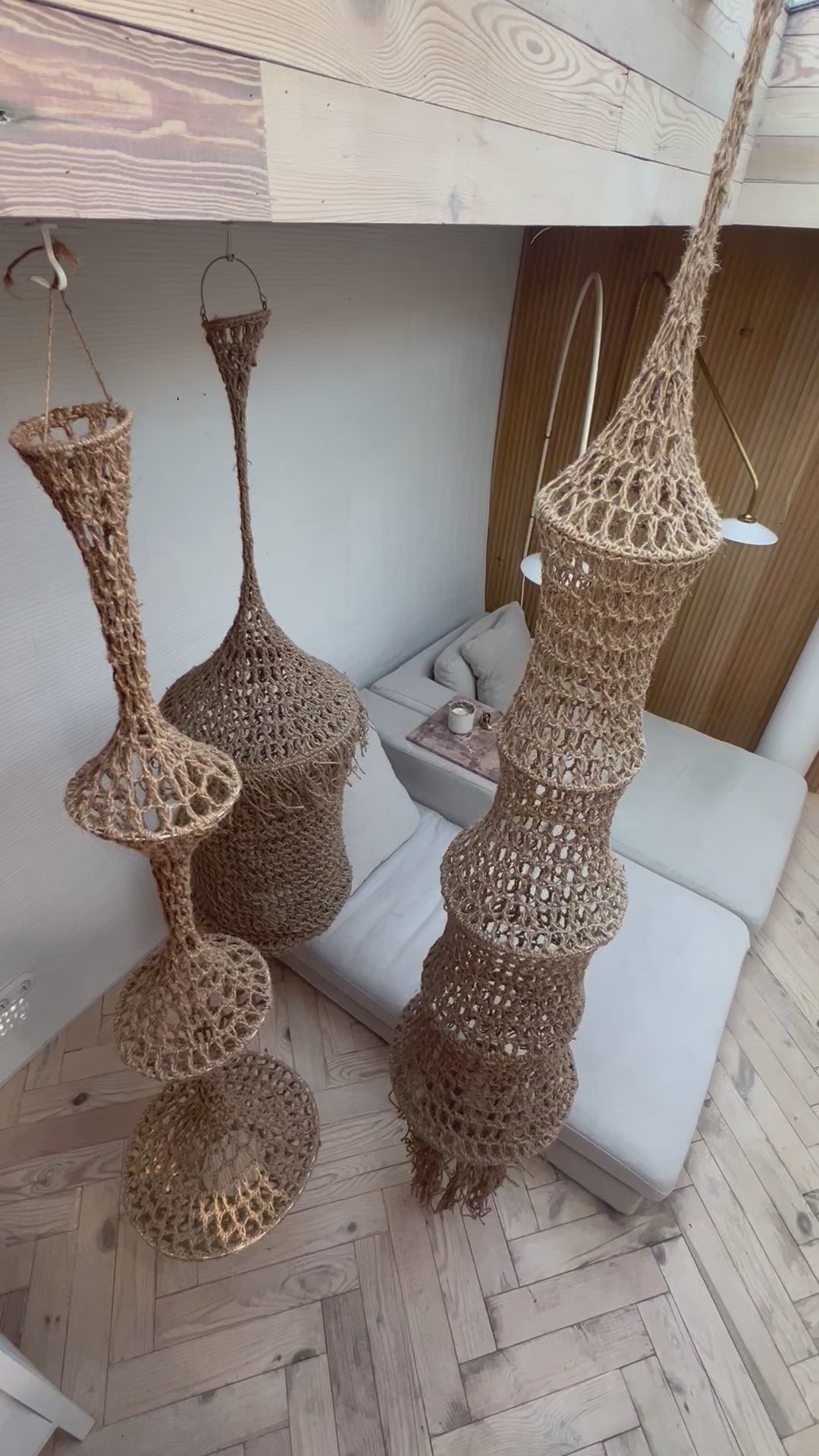 Video laden: Handgemaakte Gehaakte Hangende Sculptuur van Jute – 150 cm.