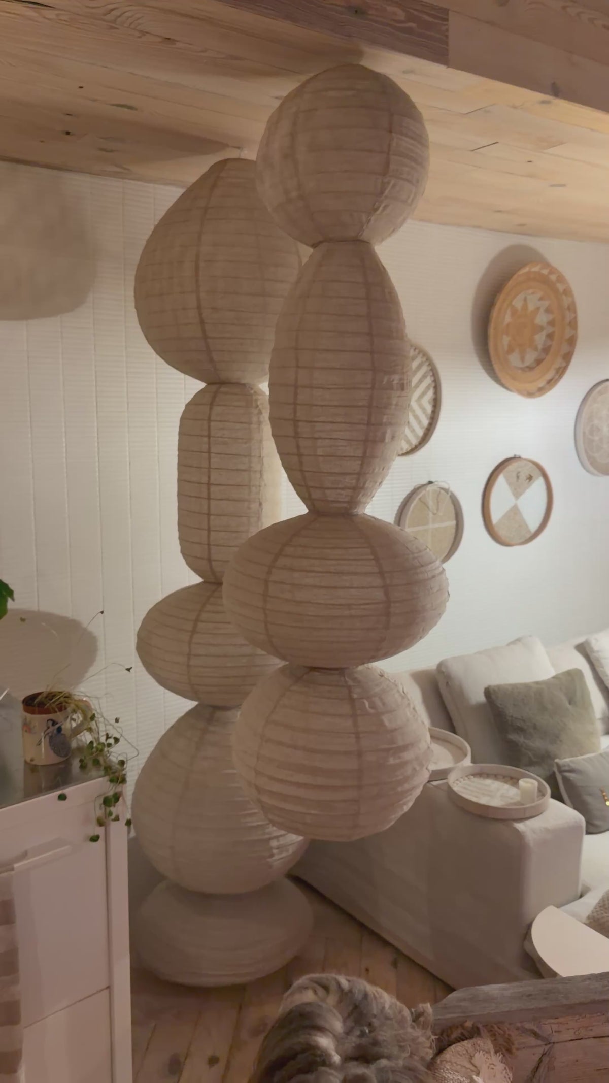 Video laden: Organische vormen lamp - 3 verschillende vormen - 220 x 40 cm - wit linnen