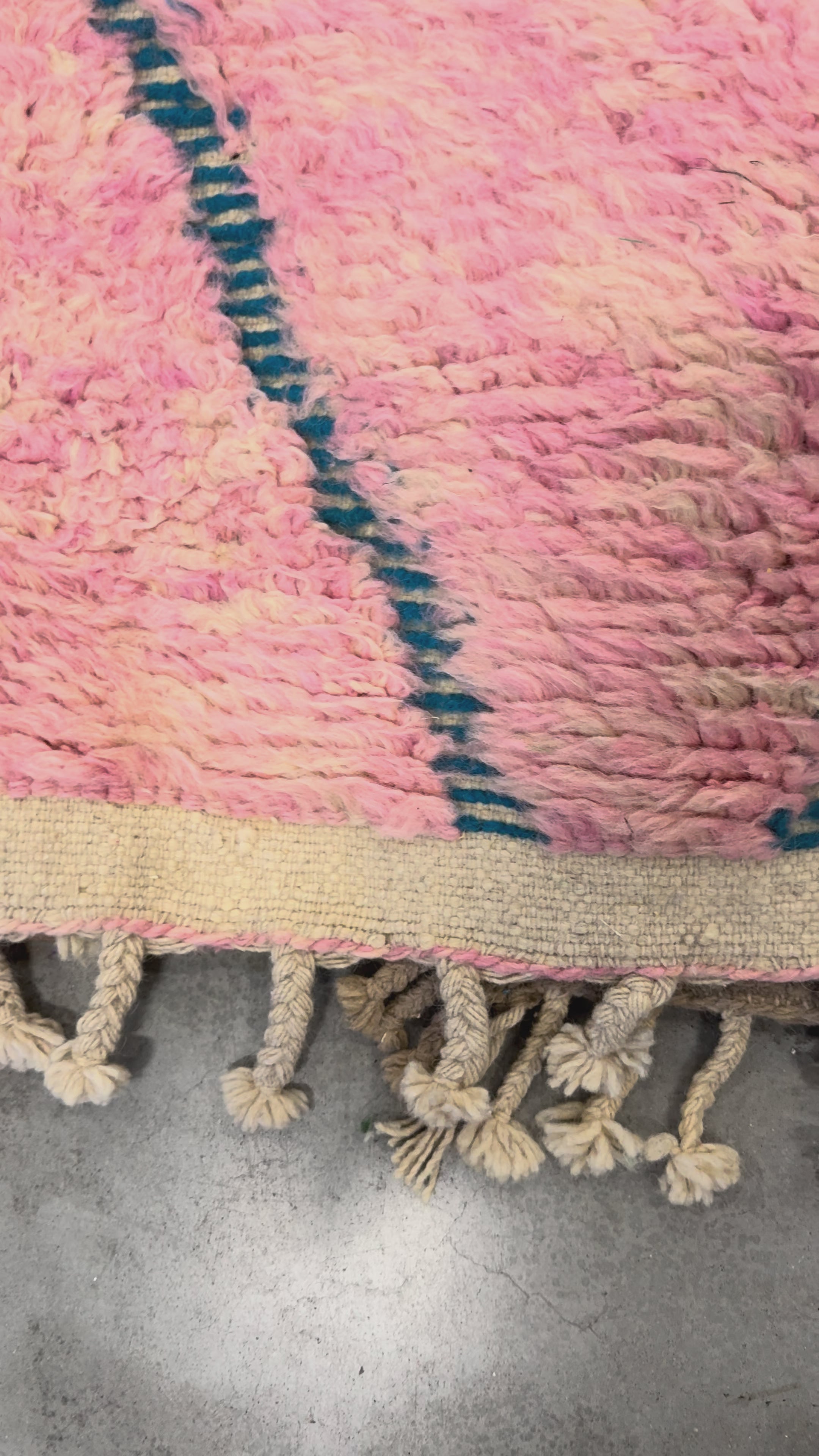 Video laden: Kleed pinky vibes - 100% Wol | 260  x 155 cm - er is er maar één van in de hele wereld - nieuw binnen