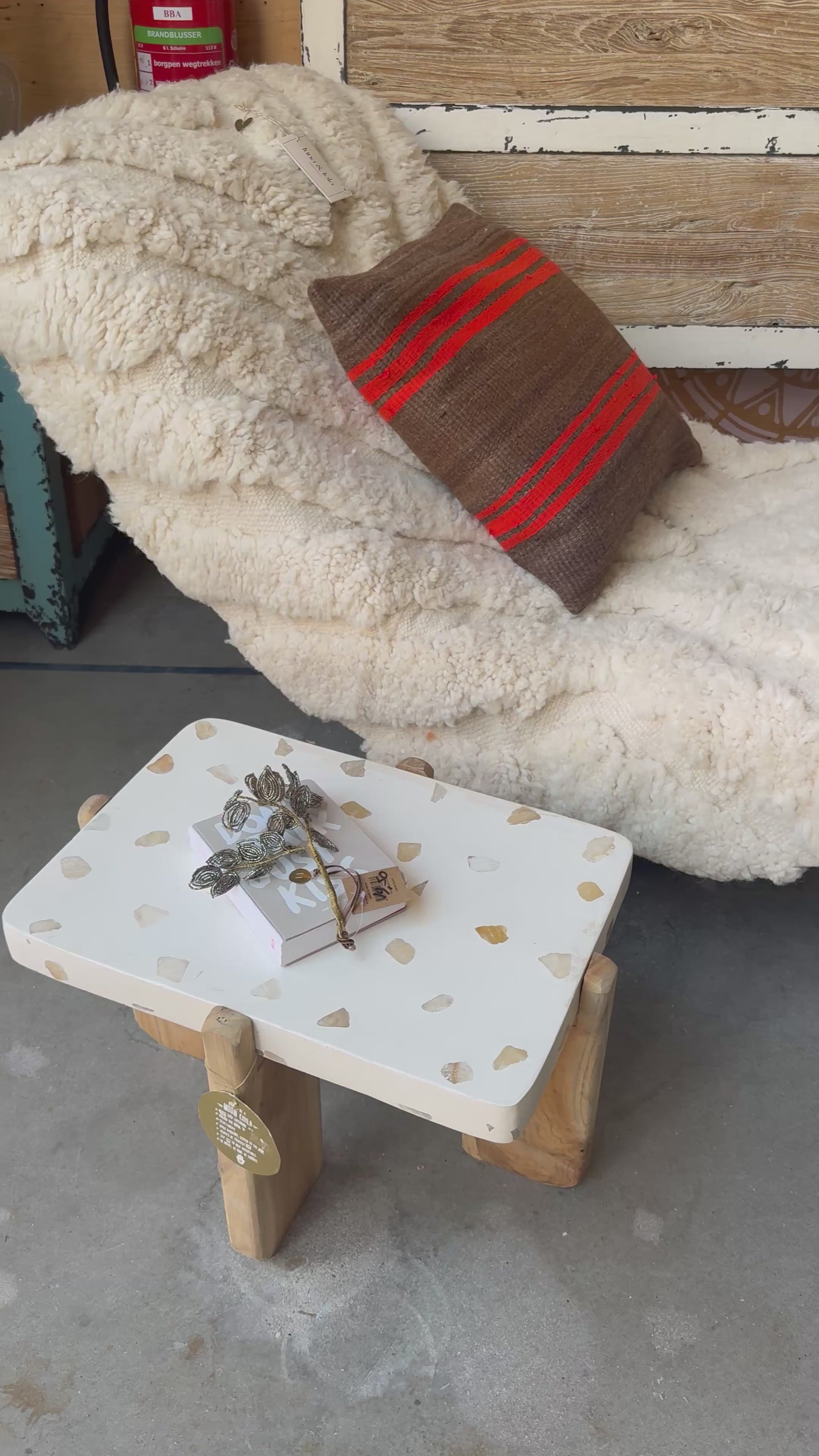 Video laden: Chaise longue van Berber kleed - 215 lang x 75 cm breed x 80 hoog