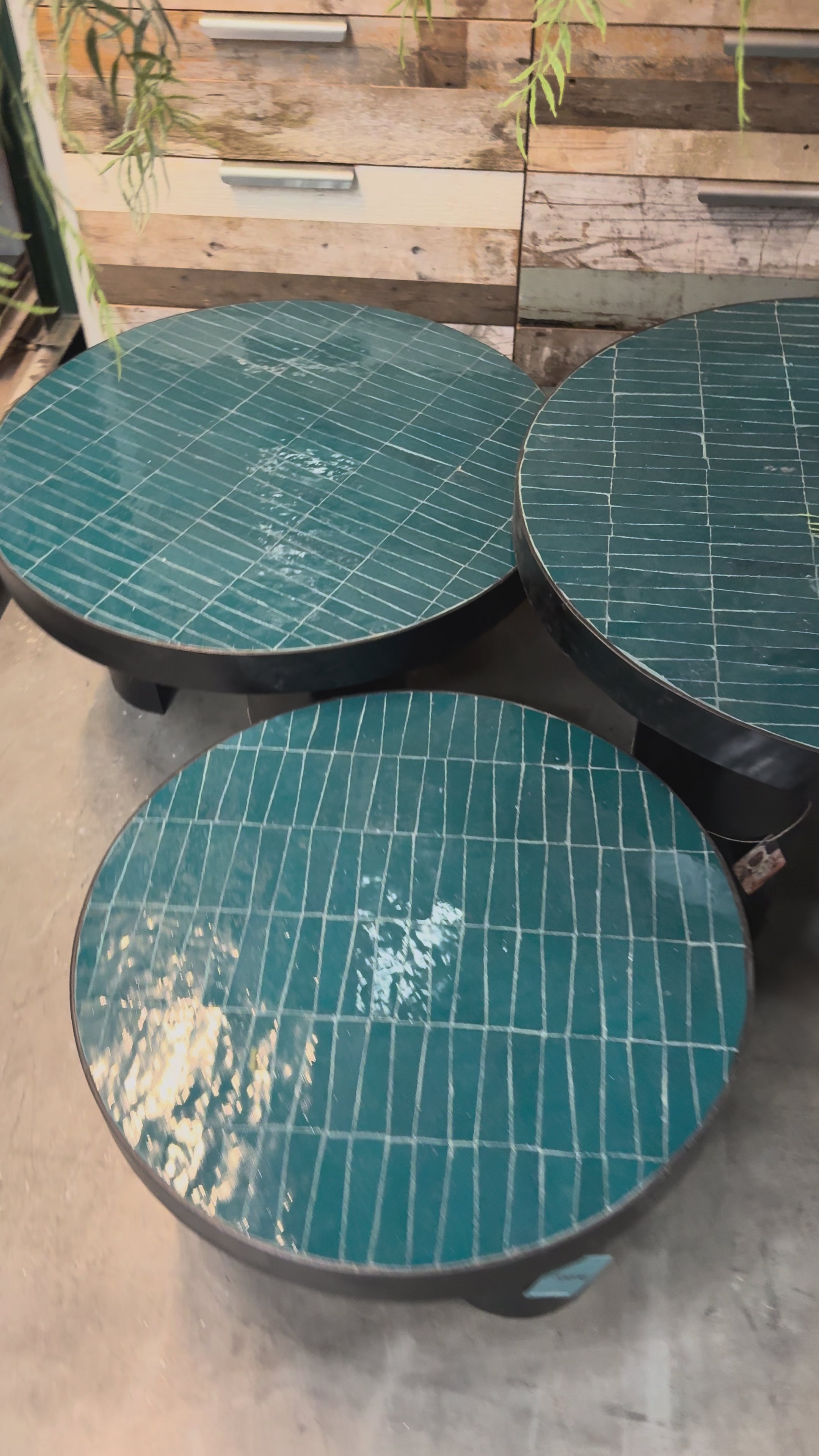 Video laden: Tegeltjes ronde bijzet tafel - blauw - 70 cm - uniek exemplaar