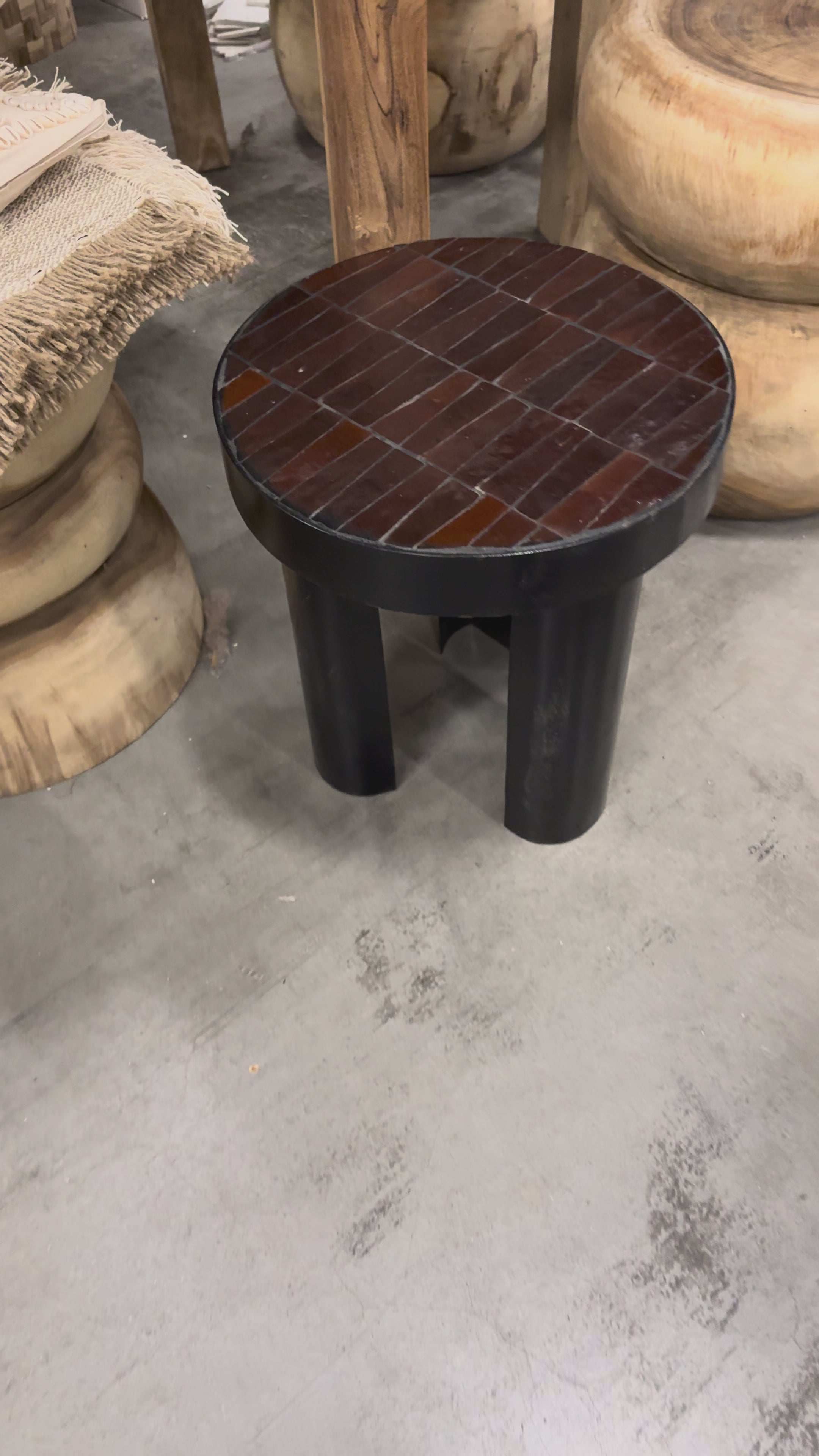 Speel de video af Tegeltjes tafel - bruin - 40 cm - uniek exemplaar