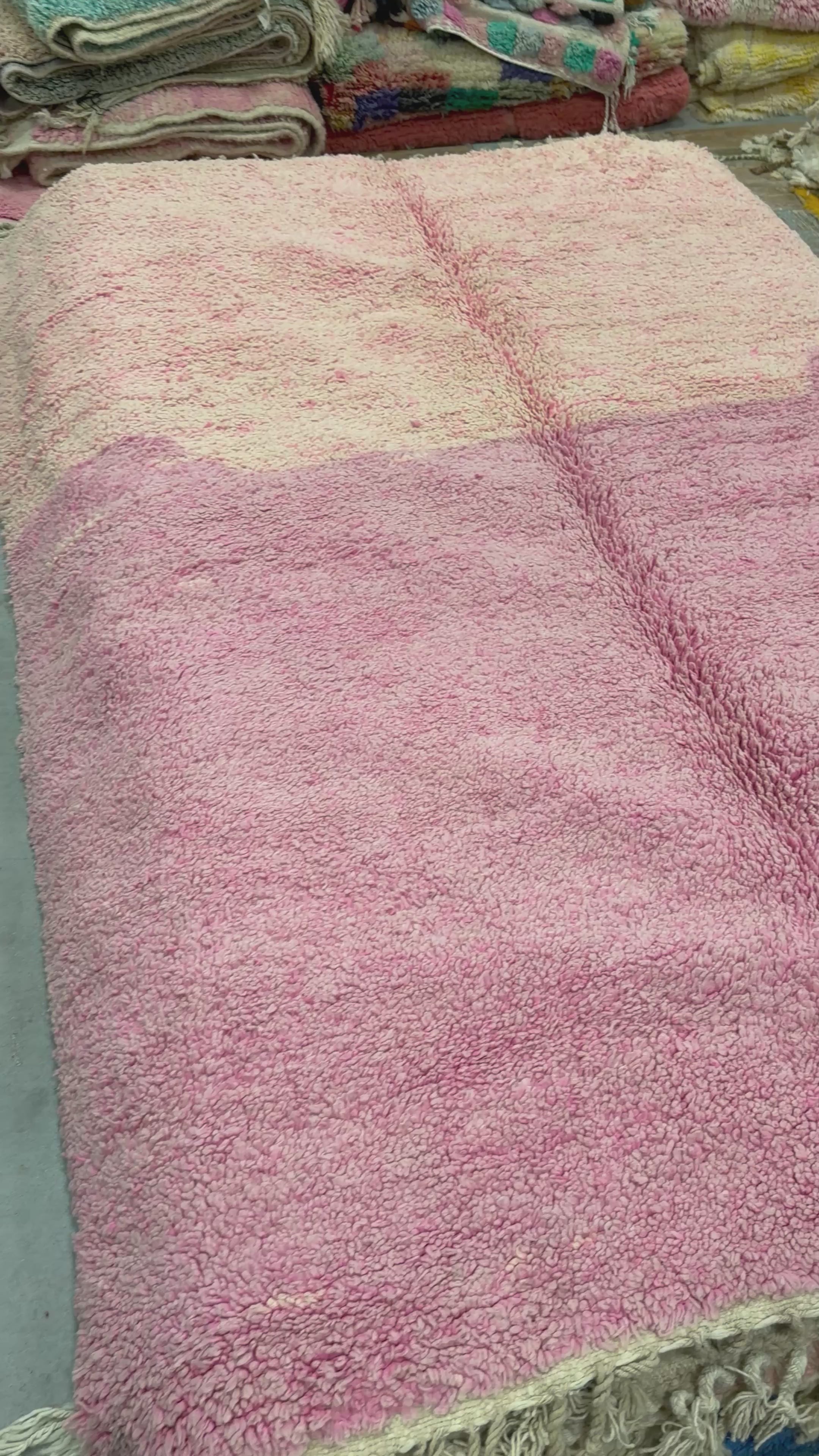 Charger la vidéo : Lou Lou tapijt roze ton sur ton– Handgeknoopt Berber vloerkleed uit Marokko | 300 x 200 cm