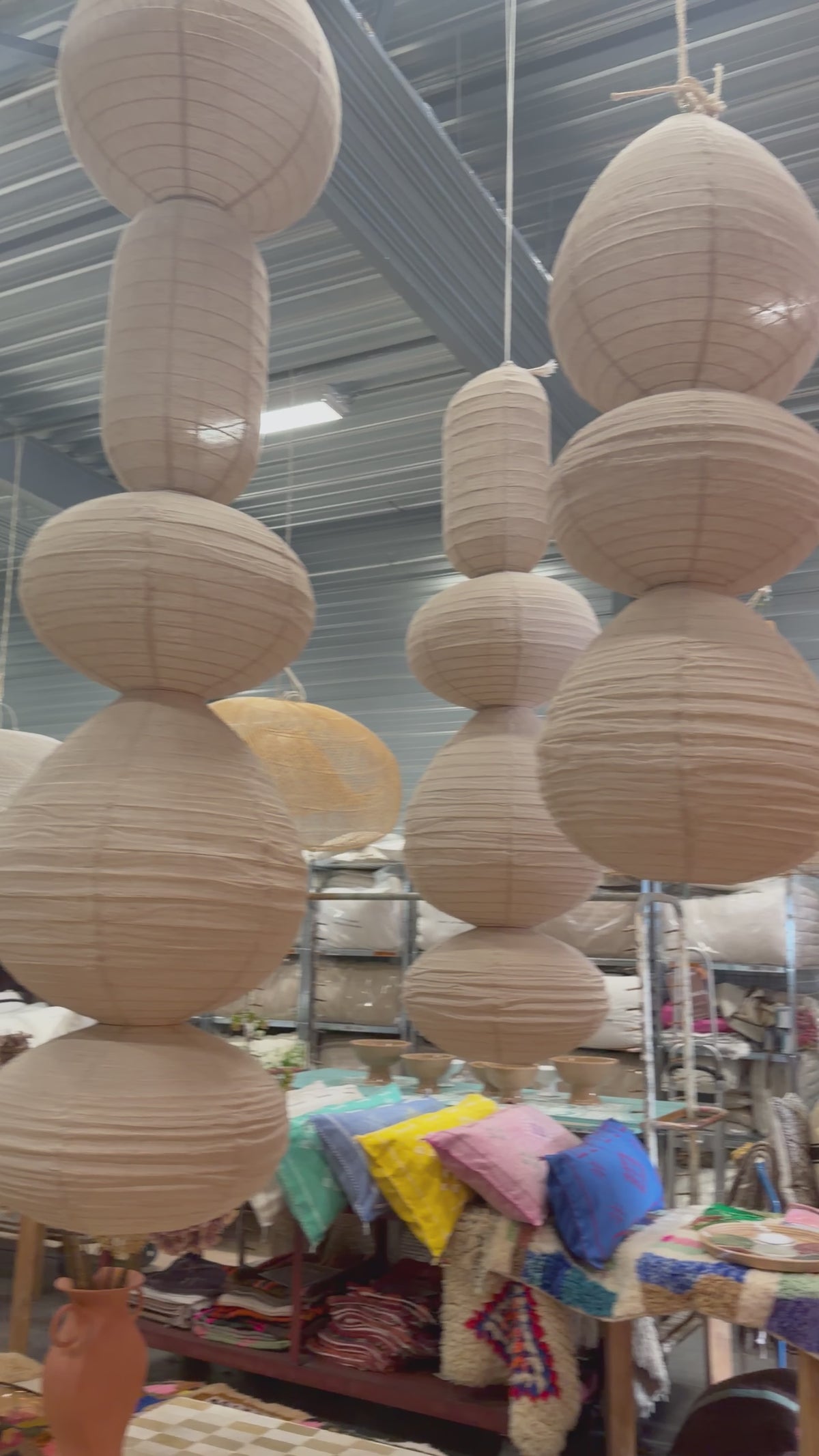 Video laden: Organische vormen lamp - 3 verschillende vormen - 220 x 40 cm - wit linnen