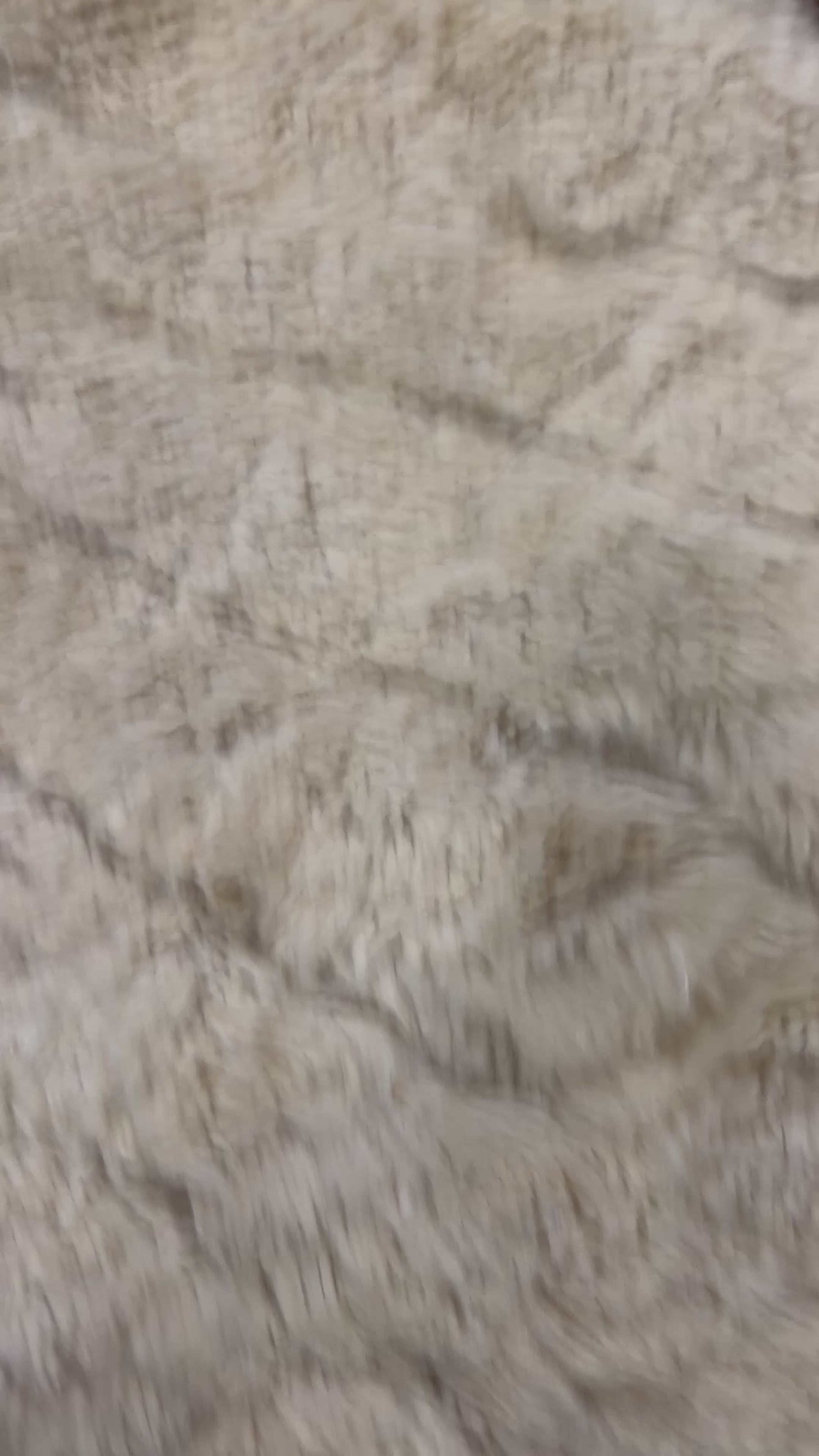 Video laden: Tafraout · Handgeknüpfter Wollteppich · 234 x 145 cm · Gebrochenes Weiß