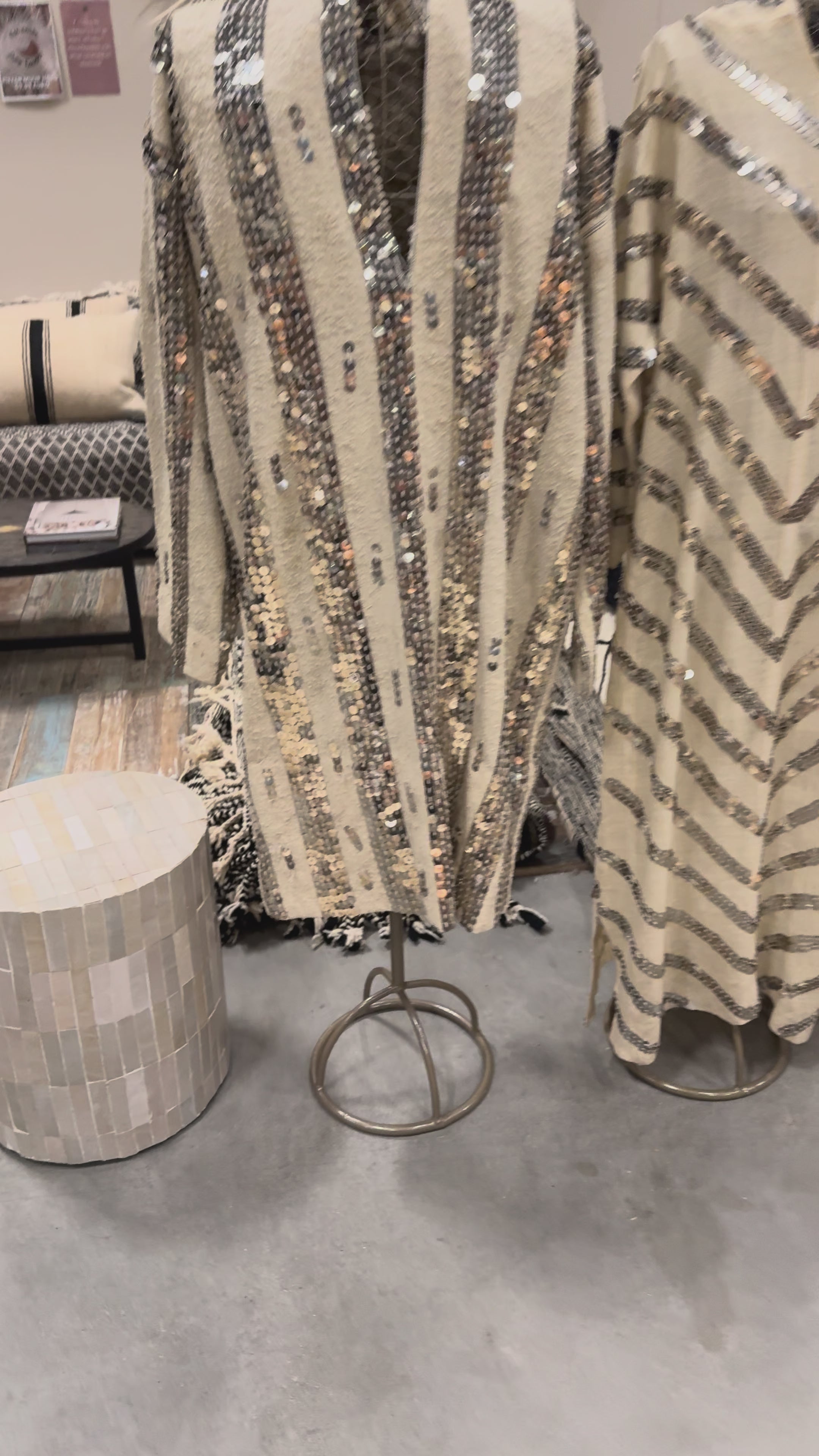 Speel de video af Tegeltjes kubus tafel - beige- 40 cm - uniek exemplaar