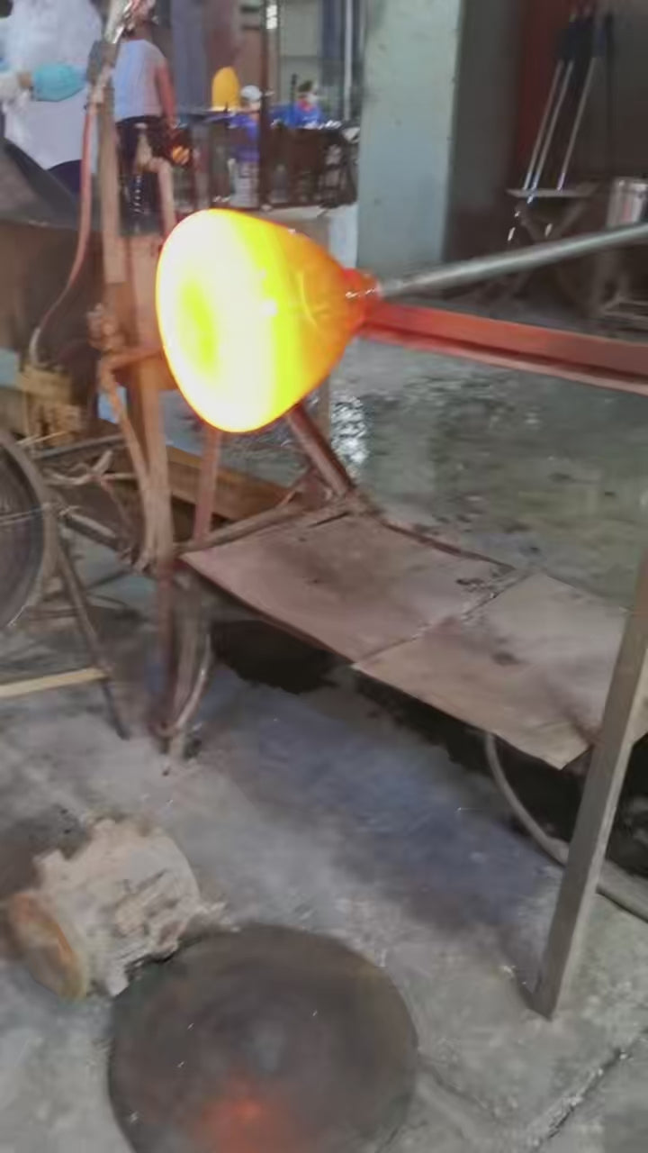 Speel de video af Rosa · Handgeblazen Glazen Bijzettafel · Roze