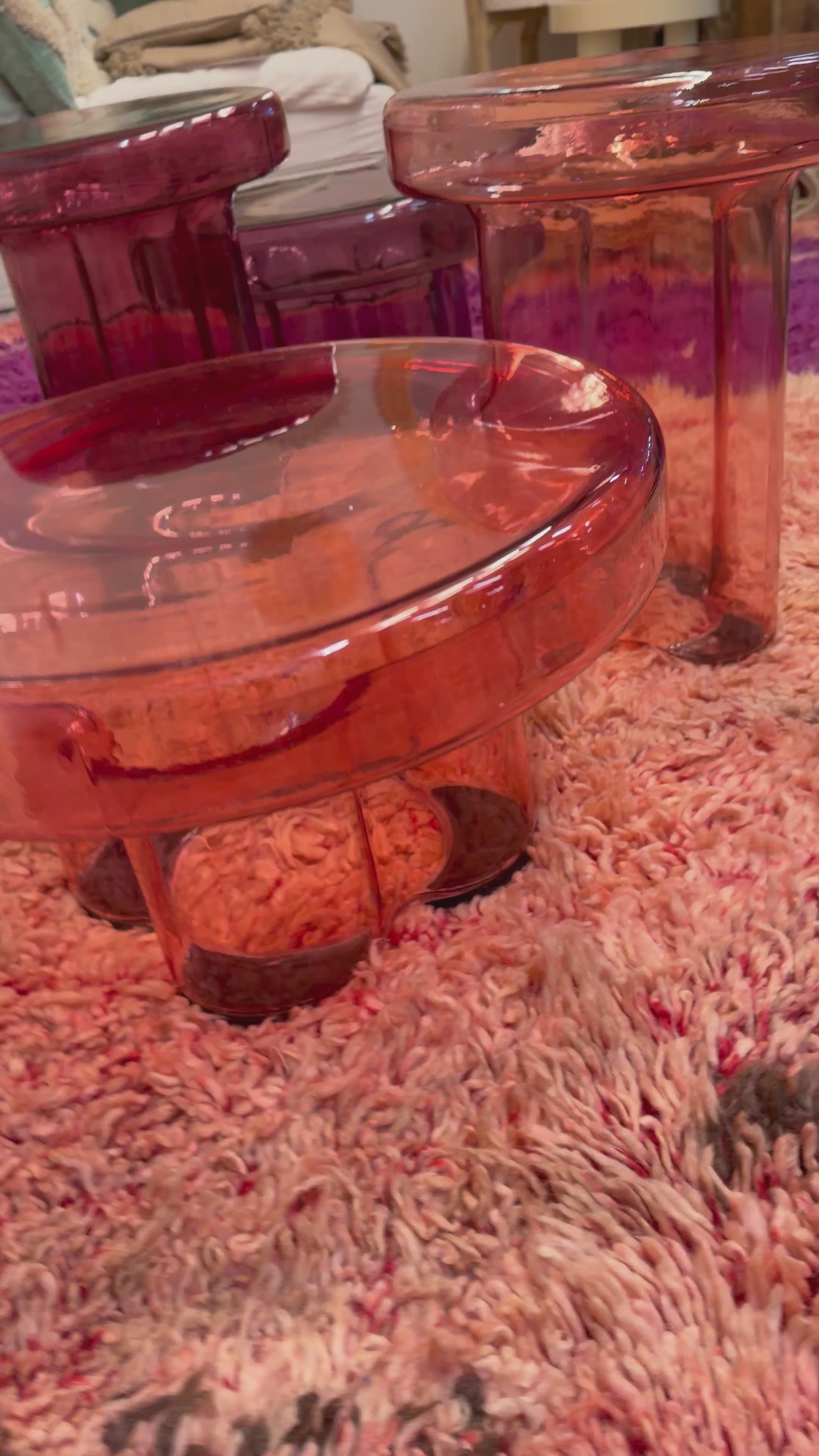 Speel de video af Rosa · Handgeblazen Glazen Bijzettafel · Roze