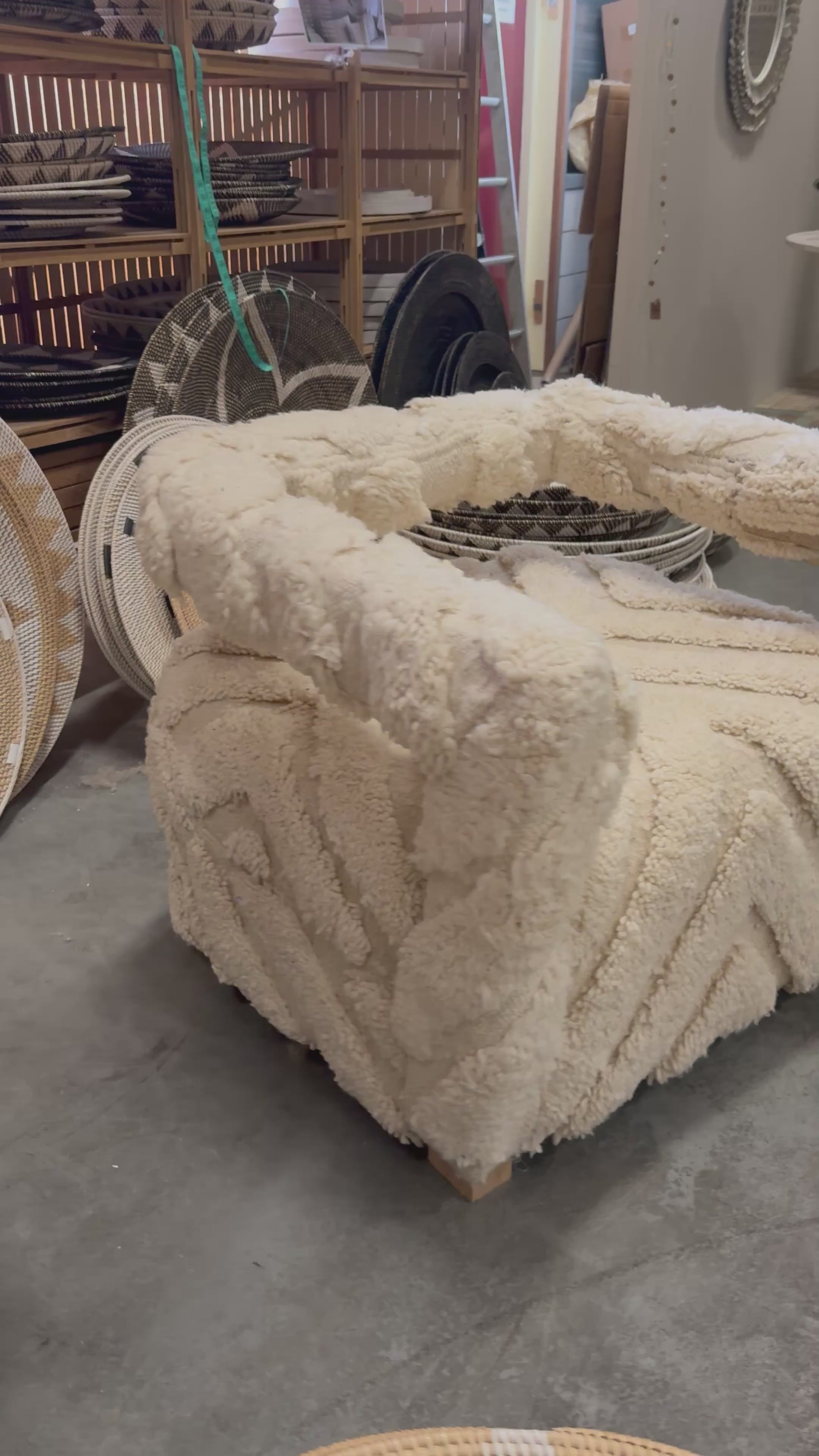 Video laden: Unieke Fauteuil met Marokkaans Berber Kleed – 100% Wol - 90 cm breed x 78 cm diep x 70 cm hoog