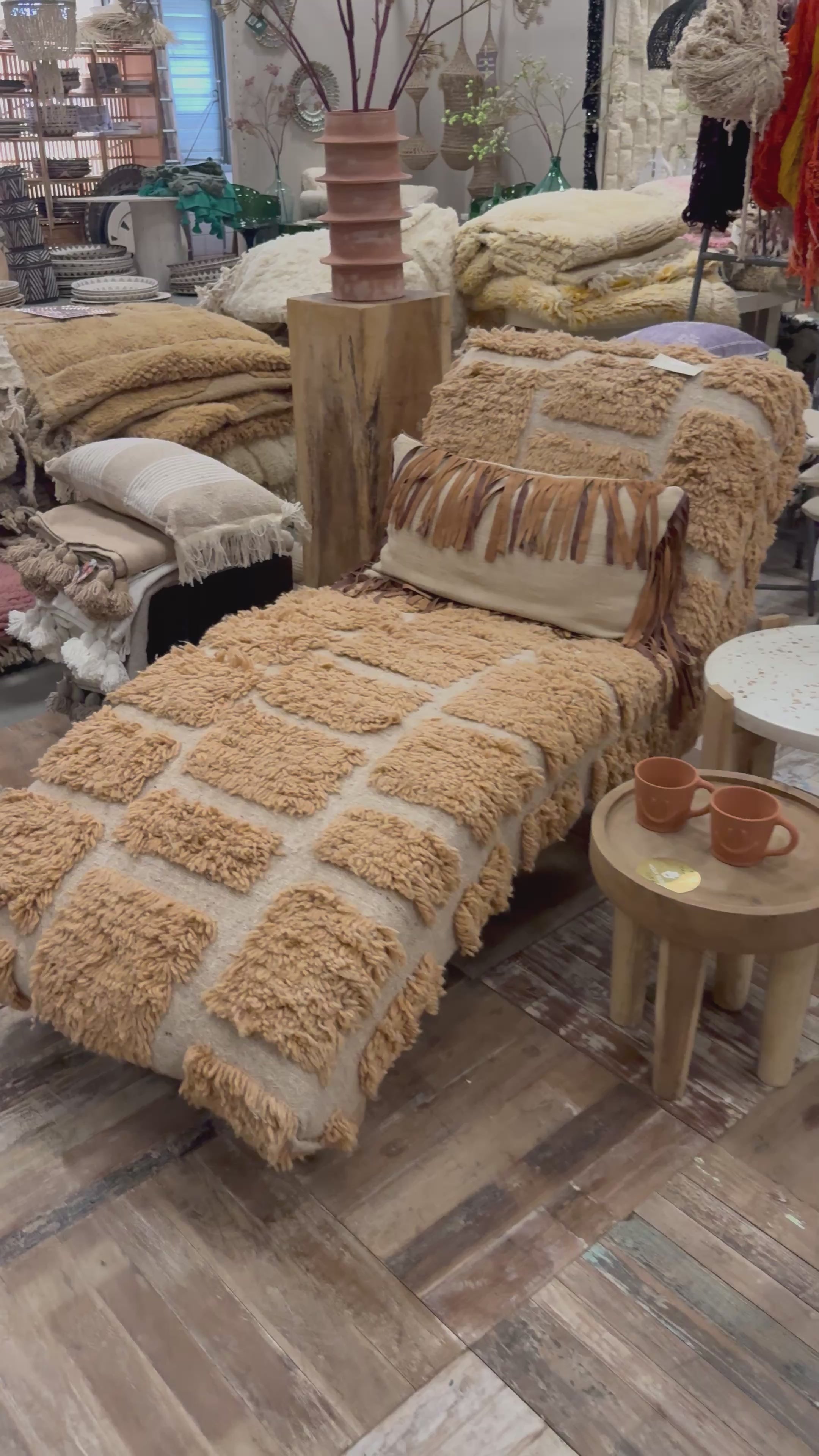 Video laden: Nomad · Einzigartige Chaiselongue aus Berberwolle