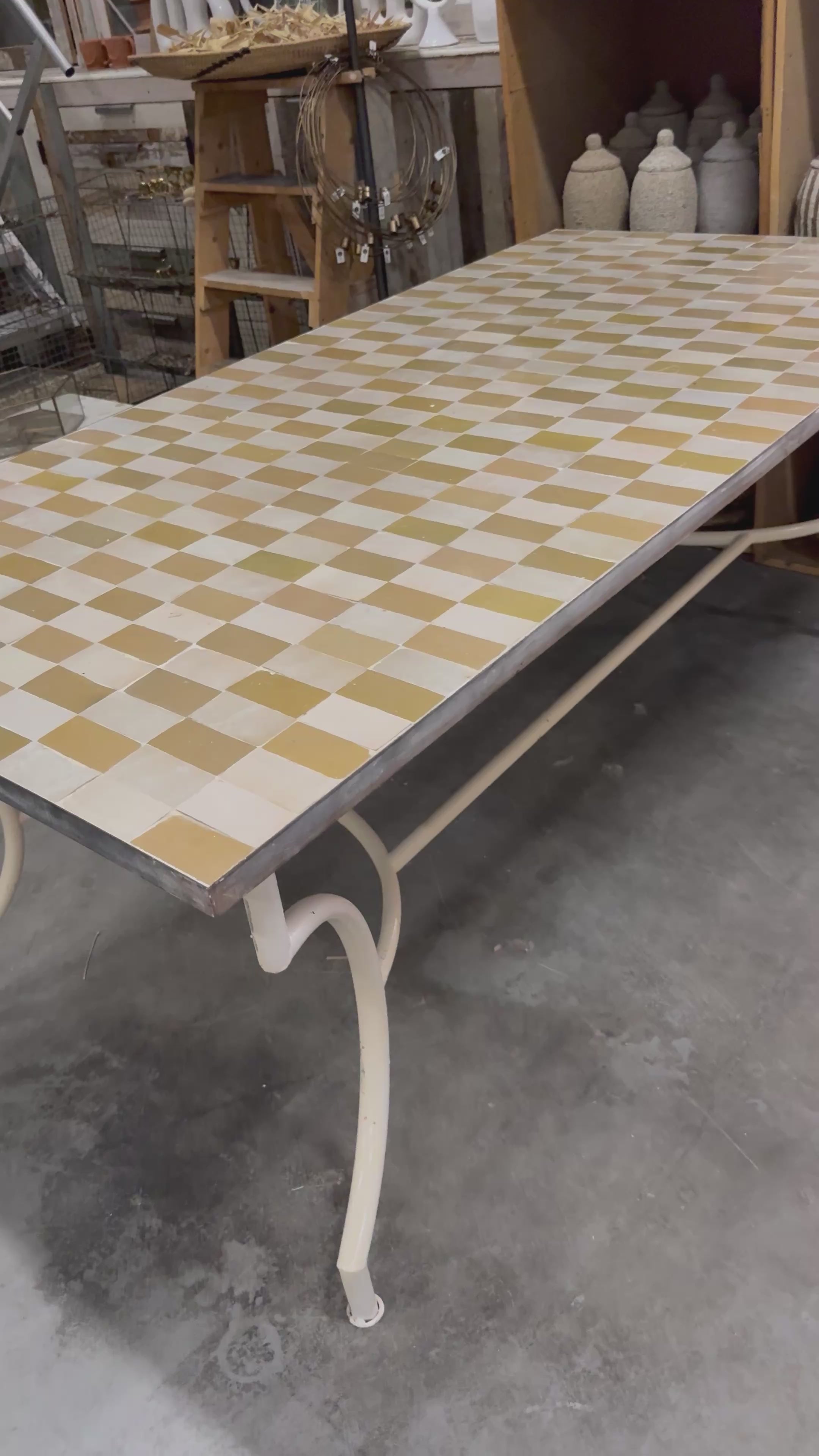 Video laden: Tegeltjes tafel - gebroken wit en naturel - 200 x 100 cm - uniek exemplaar
