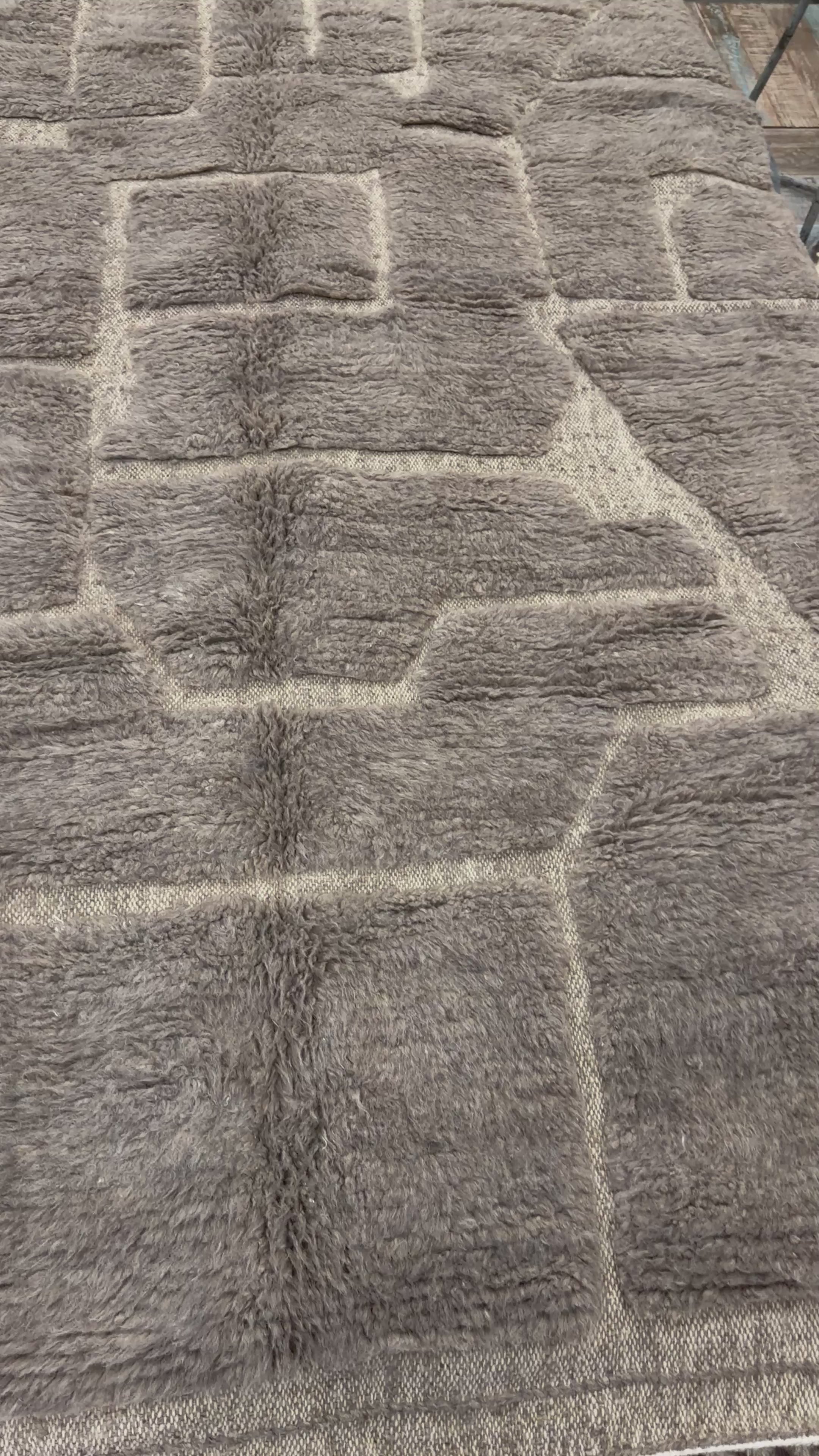 Video laden: Taupe kleurig kleed – Handgeknoopt Berber vloerkleed uit Marokko | 250 x 150 cm