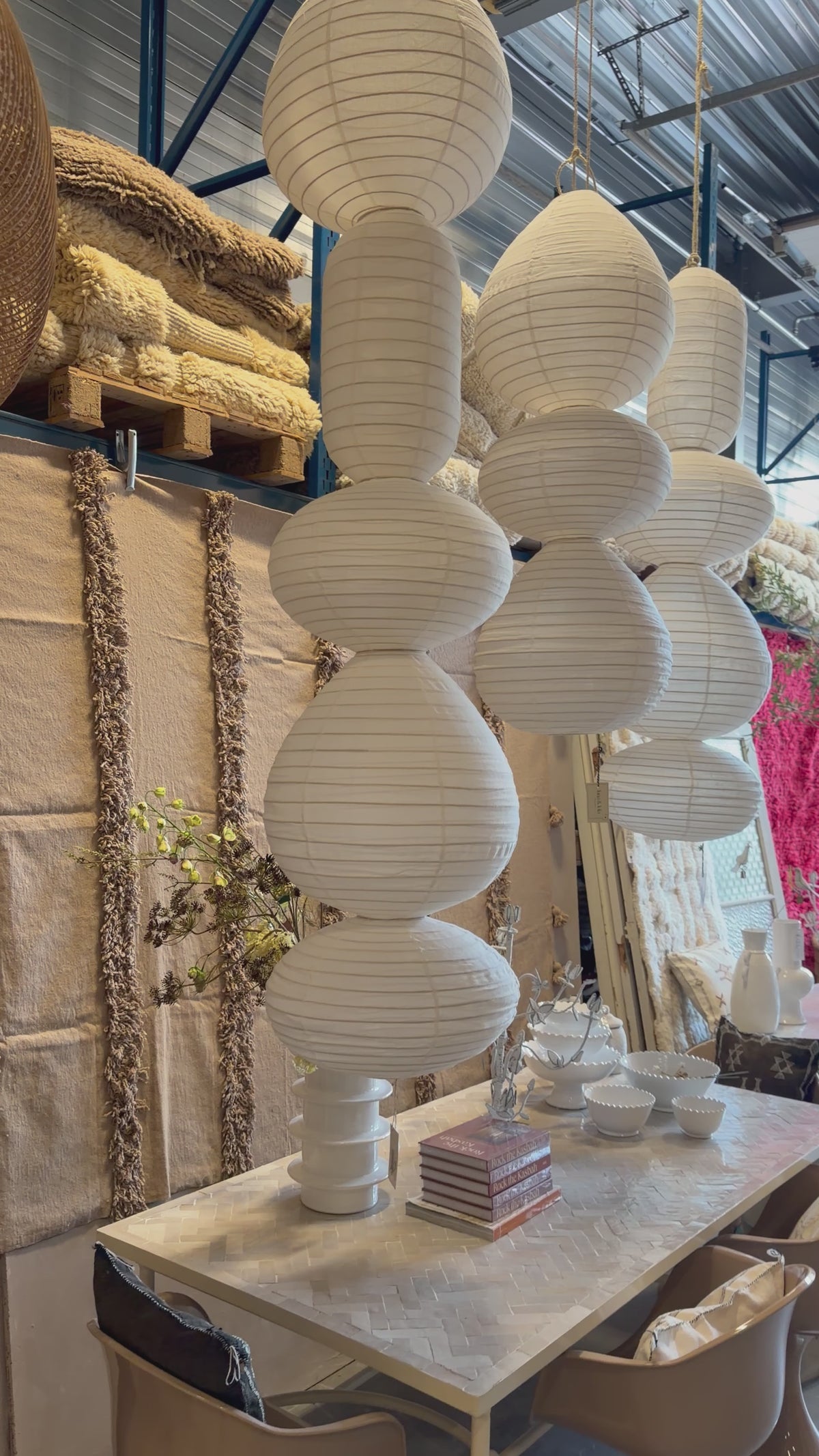 Video laden: Organische vormen lamp - 3 verschillende vormen - 220 x 40 cm - naturel linnen