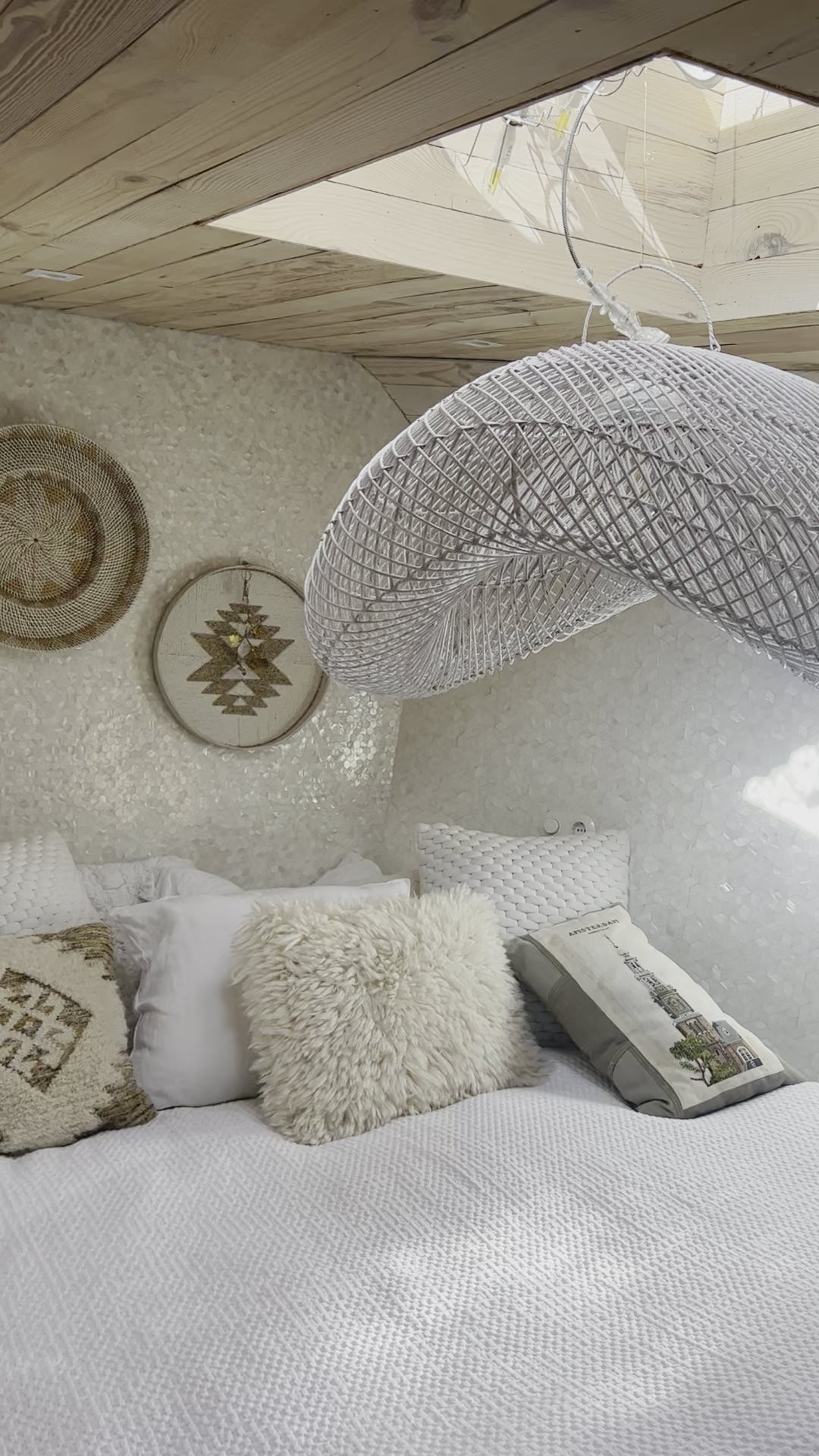 Load video: Cloud Lamp Rattan - Organic Shape (60 cm) - White | Mandala Stencil