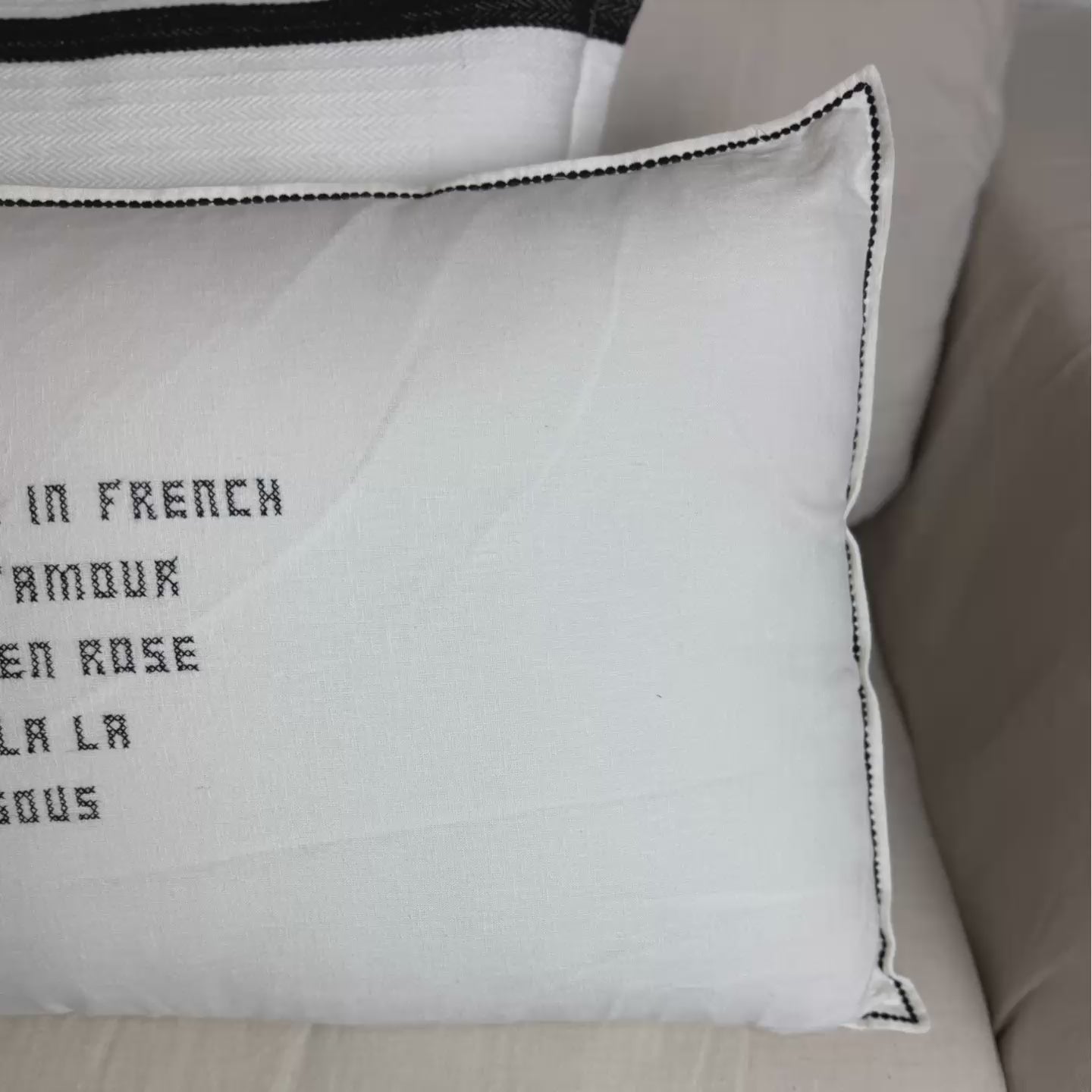 Load video: Linnen Pillow + Filling | I Love You In French | Natural