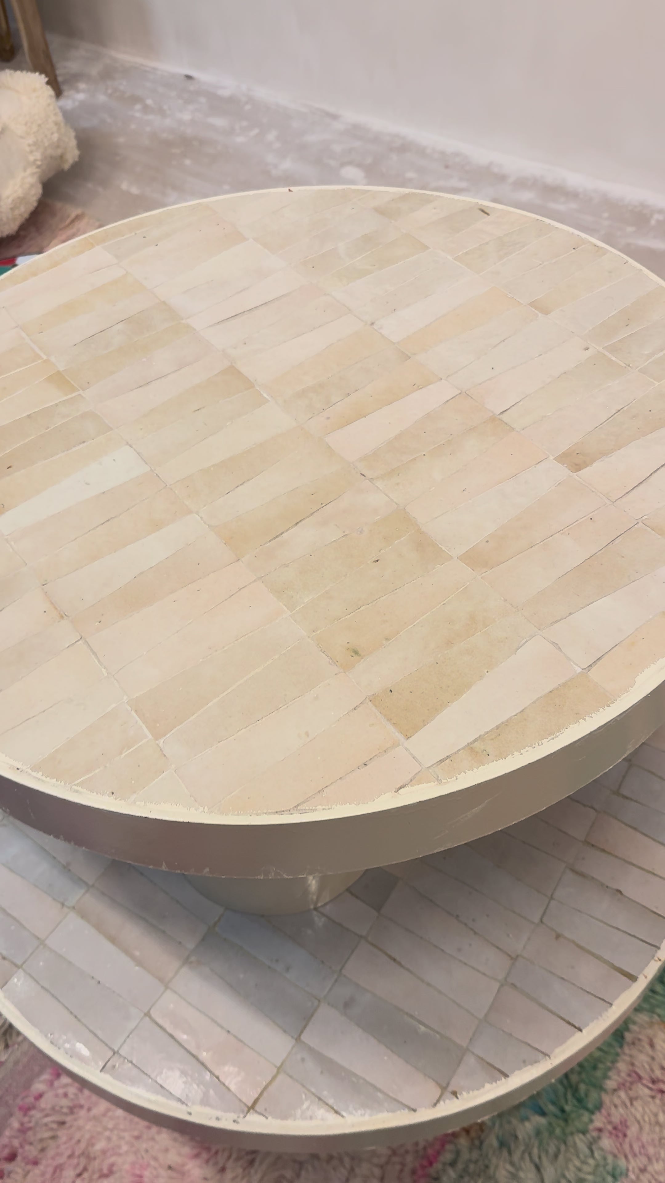 Video laden: Tegeltjes ronde bijzet tafel - beige- 50 cm - uniek exemplaar