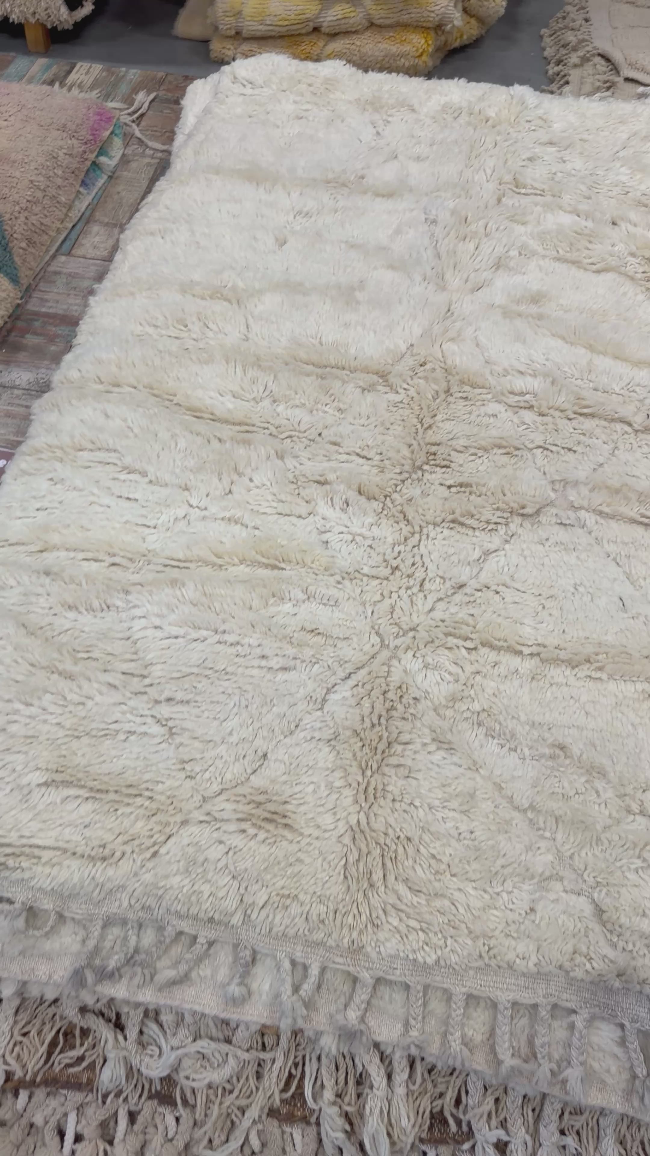 Video laden: Draa · Handgeknüpfter Wollteppich · 230 x 147 cm · Gebrochenes Weiß
