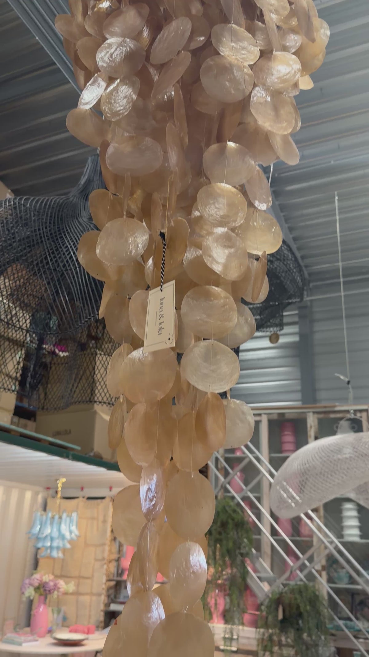 Video laden: Schelpen lamp Nude lang  - 50 x 150 cm