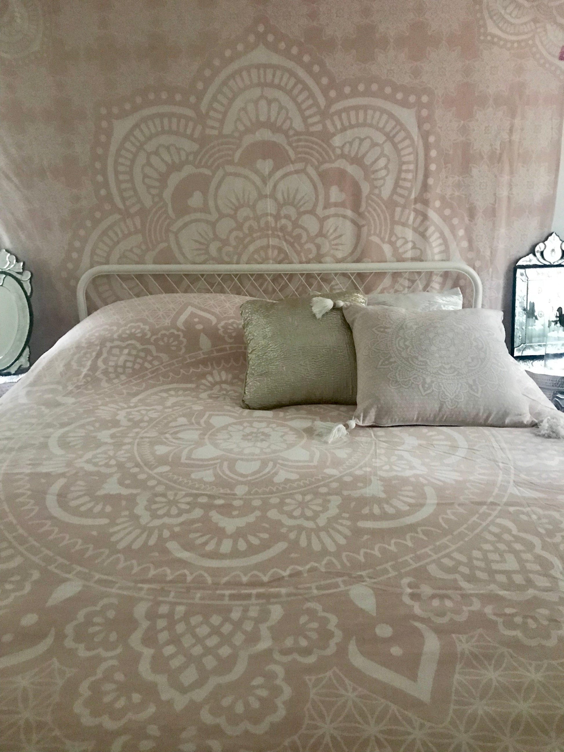 Pink bed cover with intricate mandala pattern, soft fabric, 230x230 cm, styled with two decorative pillows.
