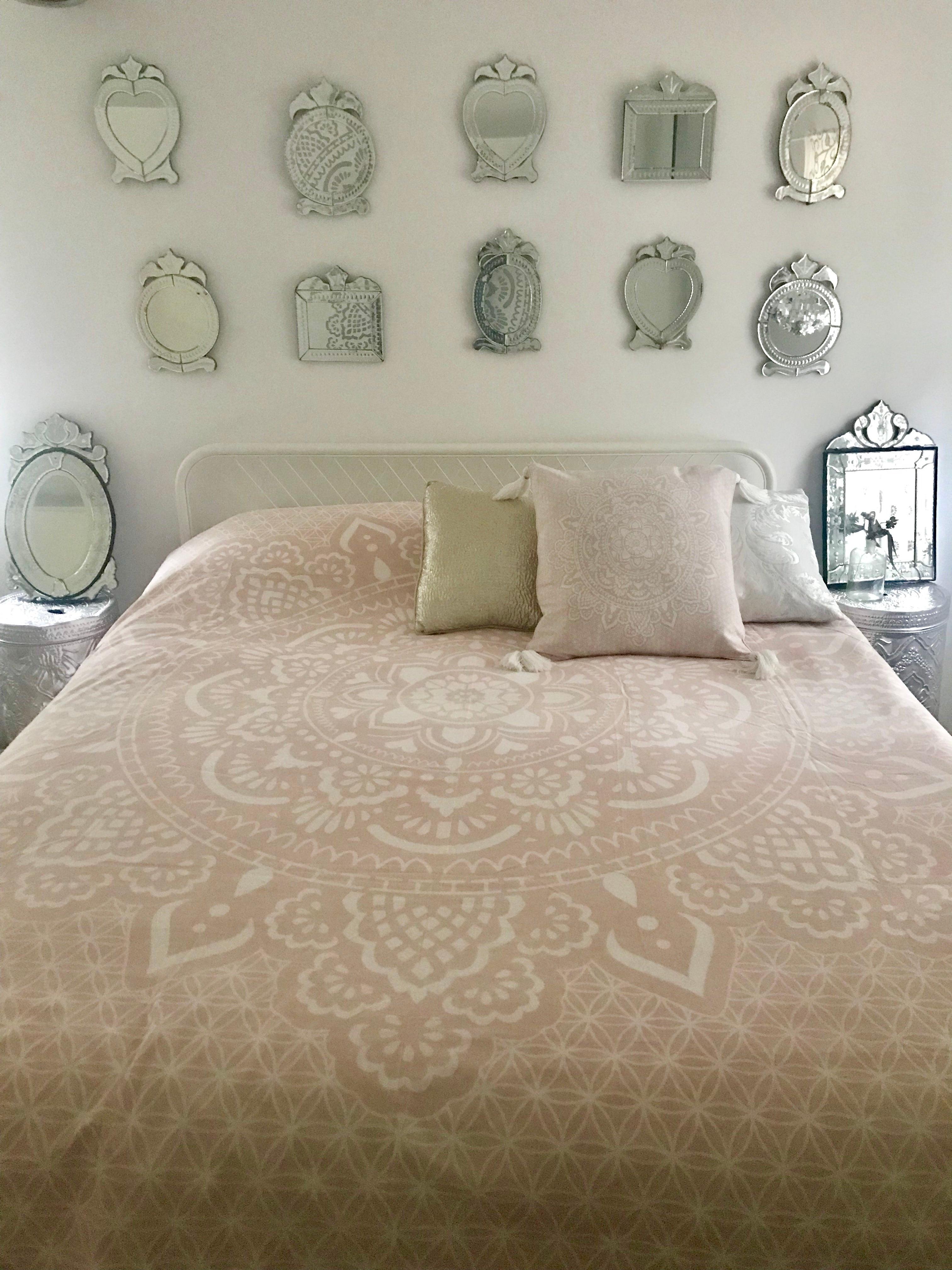 Pink bed cover with intricate mandala pattern, 230x230 cm, styled with beige and light pink pillows on bed.